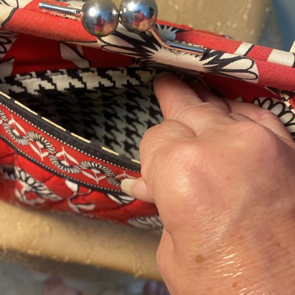 Vera Bradley large purse with kiss lock and zipper pocket. RARE FIND - Picture 3 of 7